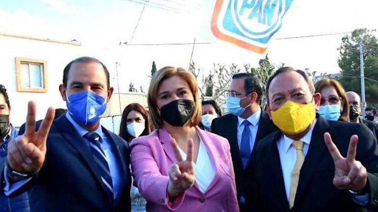 María Eugenia Campos acompañada de Marko Cortés y Jesús Zambrano.