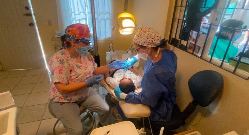 $!Atienden dentistas extranjeros a 500 niños y niña de Teacapán, Escuinapa