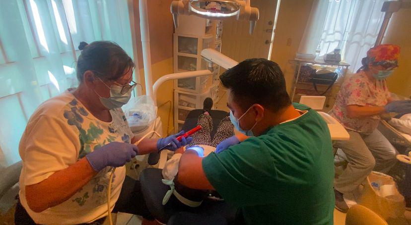 $!Atienden dentistas extranjeros a 500 niños y niña de Teacapán, Escuinapa