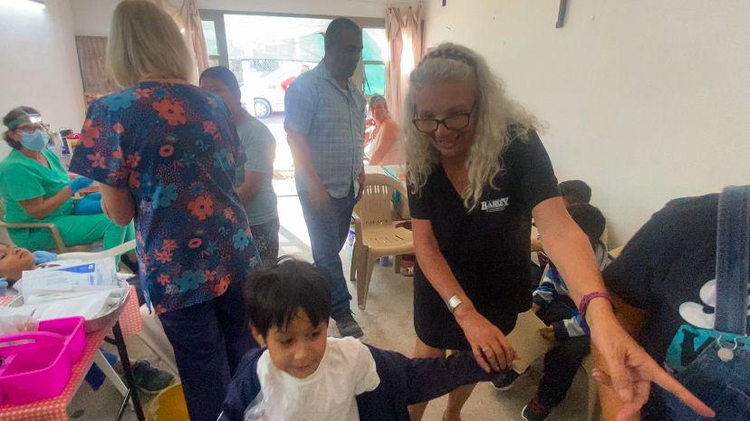 $!Atienden dentistas extranjeros a 500 niños y niña de Teacapán, Escuinapa