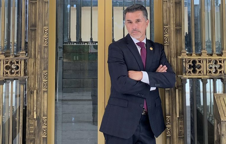 Sergio Mayer presume Doctorado Honoris Causa y le llueven críticas