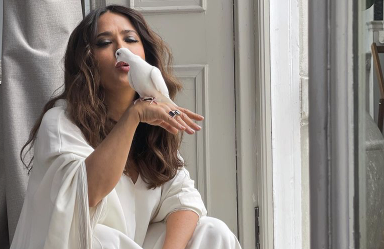 Salma Hayek confiesa que tiene problemas para bajar de peso