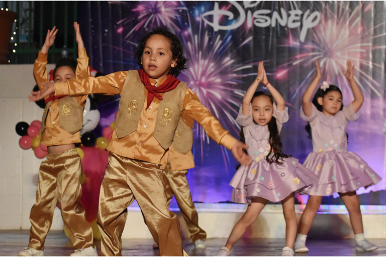 Con música y baile, alumnos del Instituto Senda reciben a la Primavera