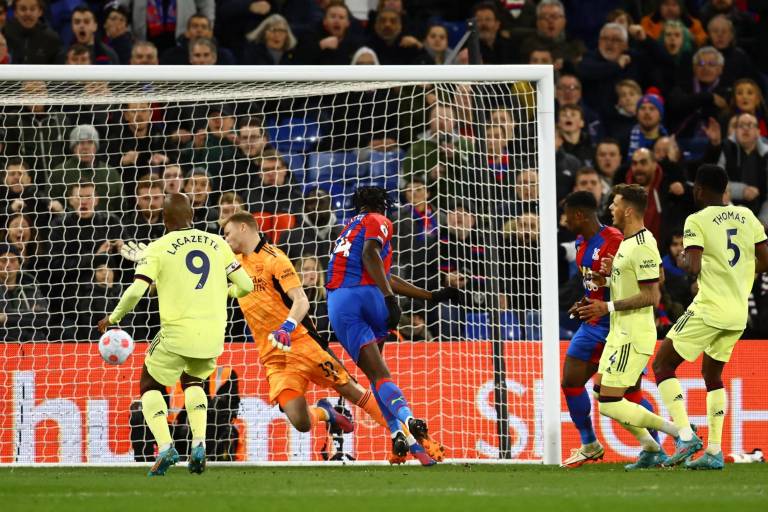 Arsenal sufre traspié doloroso en su intento por volver a la Champions League