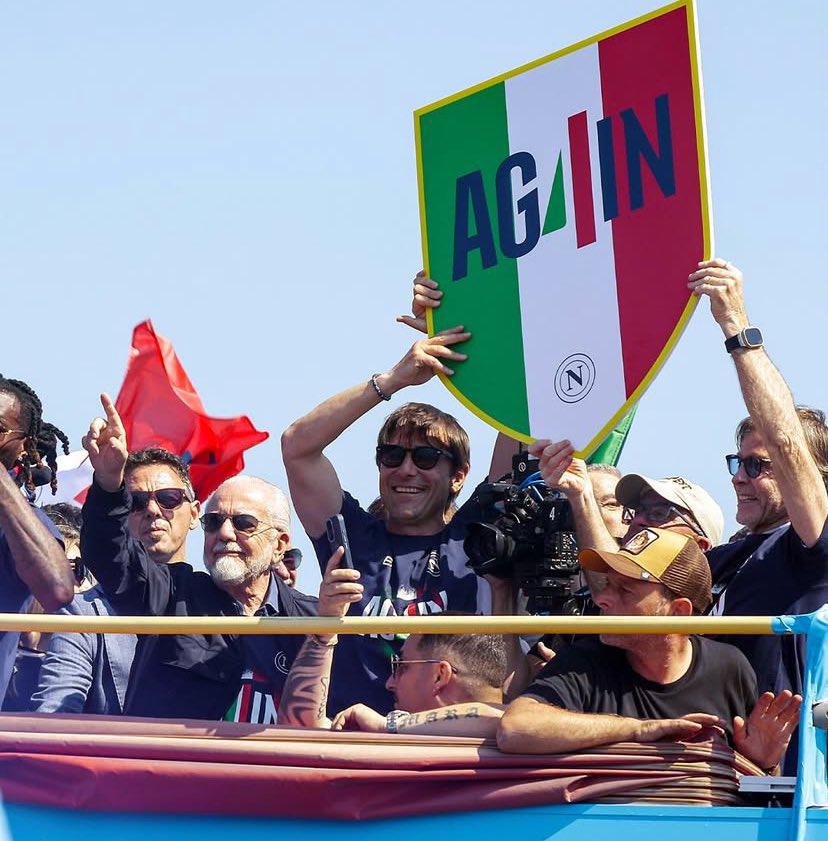 $!Al menos 200 mil napolitanos celebran el Scudetto, con De Bruyne como ‘invitado’ sorpresa