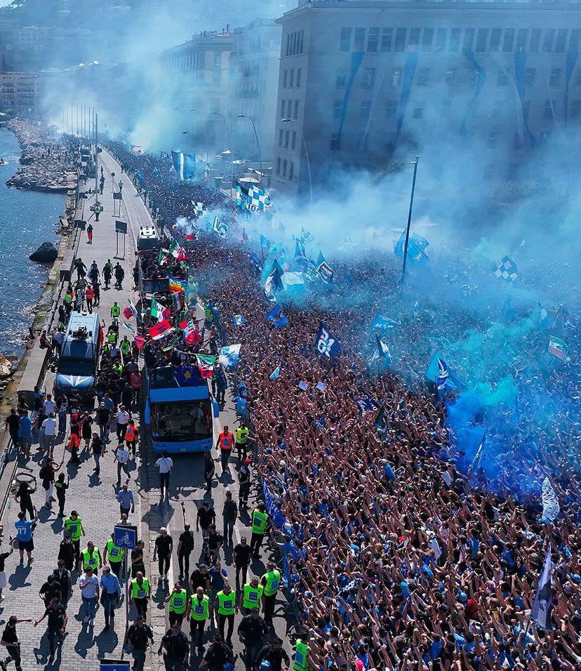 $!Al menos 200 mil napolitanos celebran el Scudetto, con De Bruyne como ‘invitado’ sorpresa