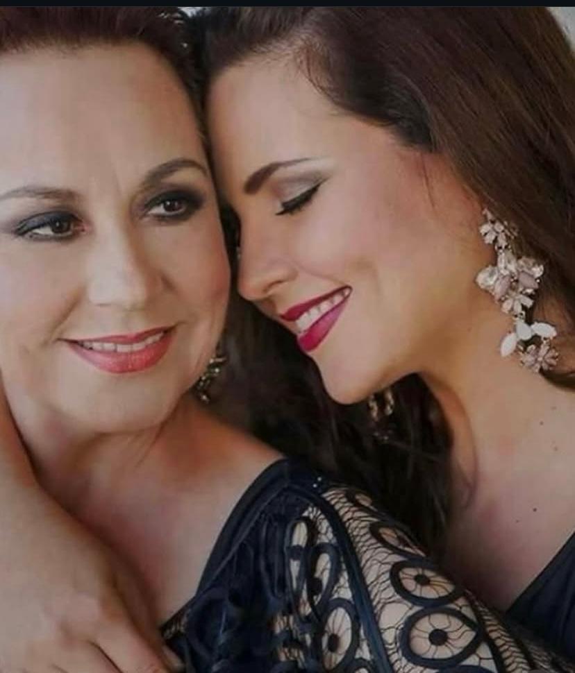 $!Libia Zulema López Montemayor, junto a su hija Pamela, quien será homenajeada hoy por sus 25 años de reinado.