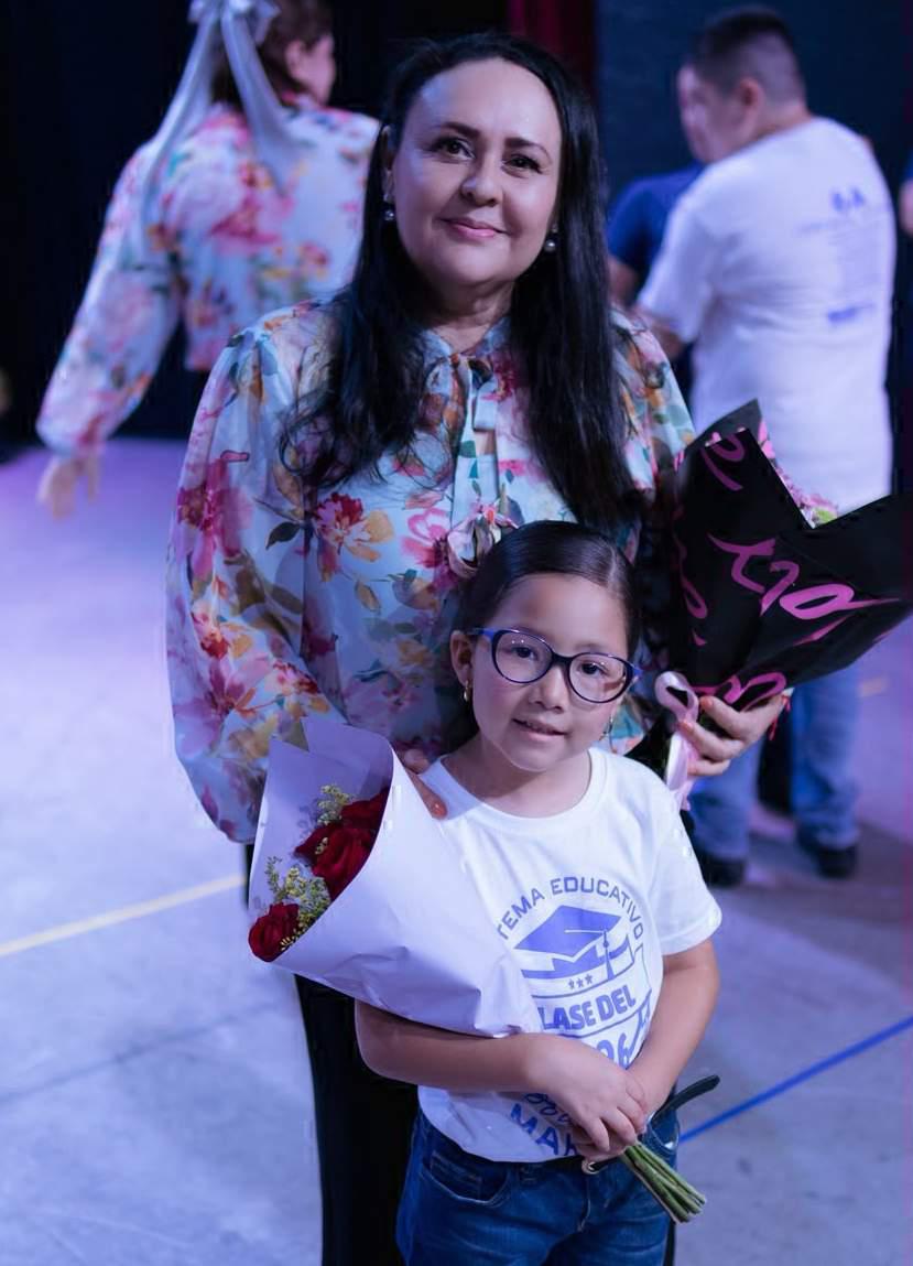 $!La pequeña con su maestra Jéssica Ruiz Higuera.