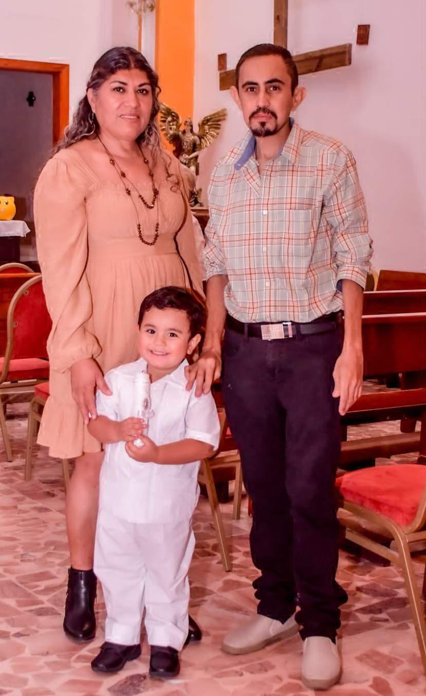 $!El pequeño junto a sus padrinos, María Teresa Rubio Espino y Rubén Dario Lerma Zataráin.