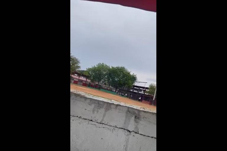 Niños y familiares se resguardan en campo de beisbol tras ataque armado en el Infonavit Humaya