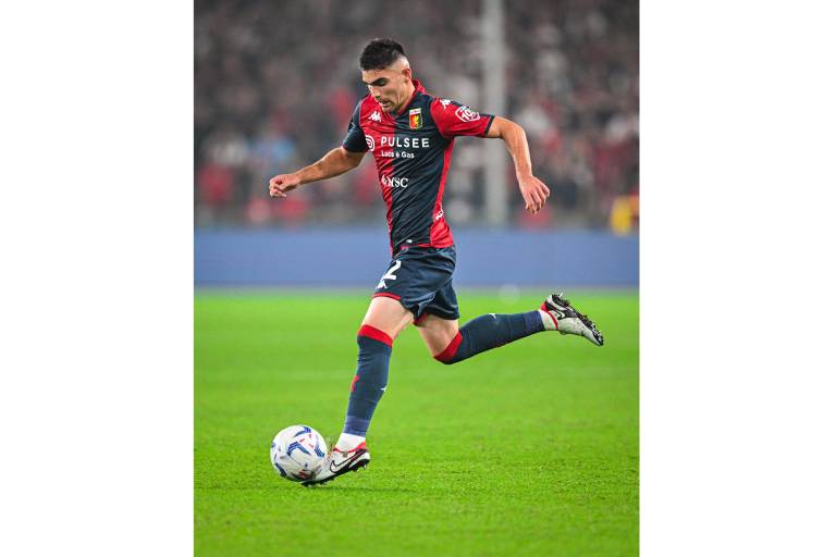 Johan Vásquez renueva con Genoa hasta 2028 y es nombrado capitán del equipo