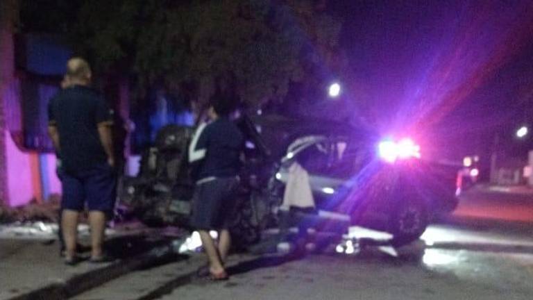 El accidente se registró minutos después de las 02:00 de este martes, cuando los involucrados manejaban a exceso de velocidad.