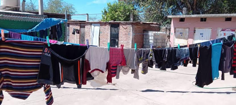 $!Recorre Salud, Bienestar, Mujeres y Protección Civil Sinaloa cuarterías del norte del estado en condiciones de hacinamiento