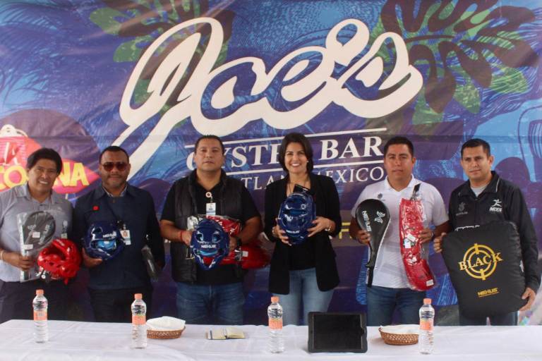 Entregan material deportivo a las escuelitas de Imdem