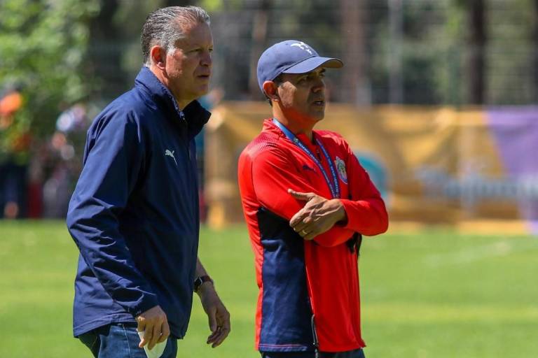 Ricardo Cadena se mantendrá como técnico de las Chivas