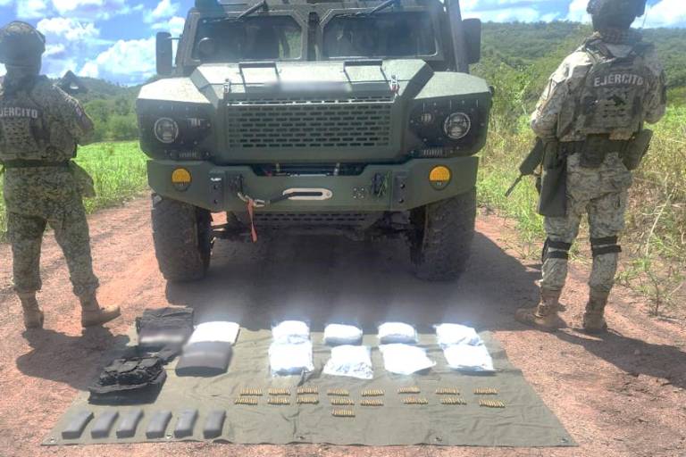 Ejército decomisa fentanilo y equipo táctico en El Platanar, Mocorito