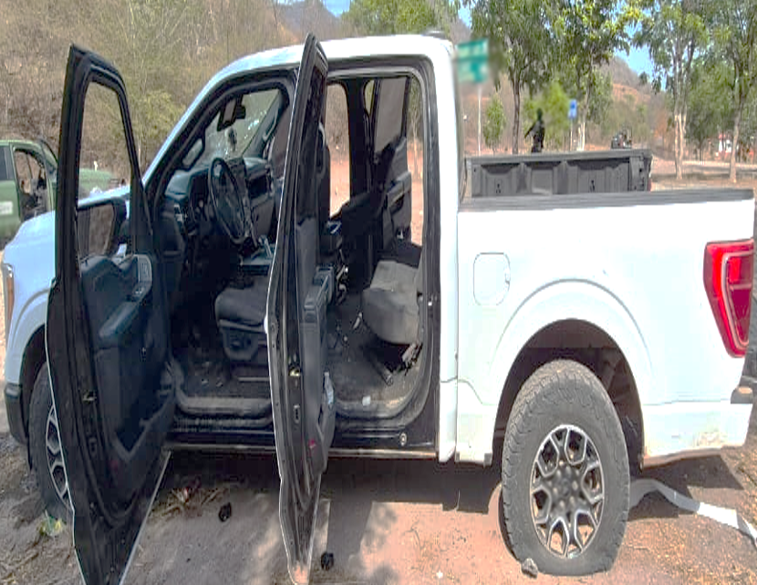 $!Militares detienen a una persona y aseguran arsenal con blindados en Elota