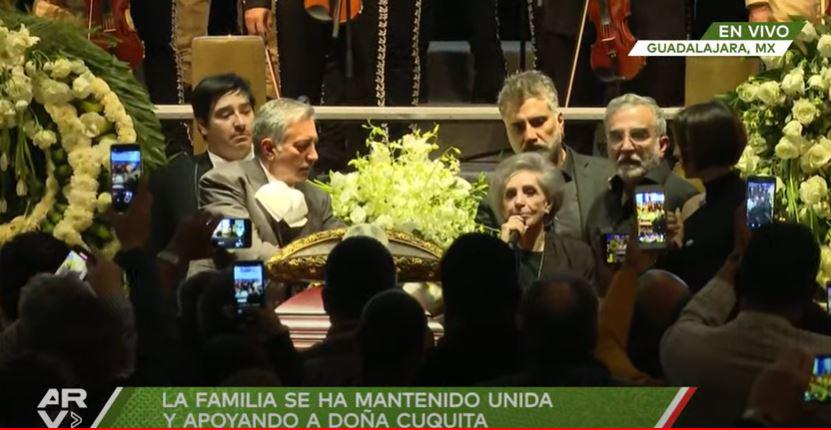 $!En misa de cuerpo presente, despiden familia y miles de fans a Vicente Fernández