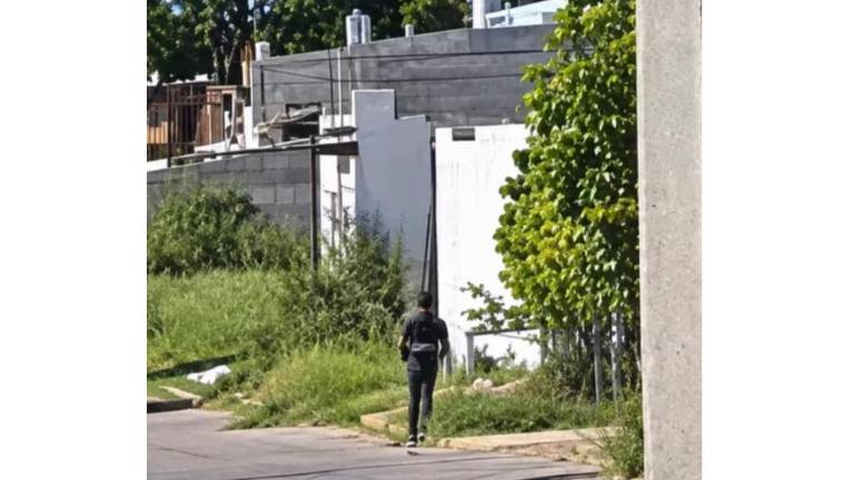 En las imágenes se observa cómo Fernanda arriba a bordo de un automóvil Nissan Sentra gris, se estaciona frente a la fachada e ingresa a su negocio.
