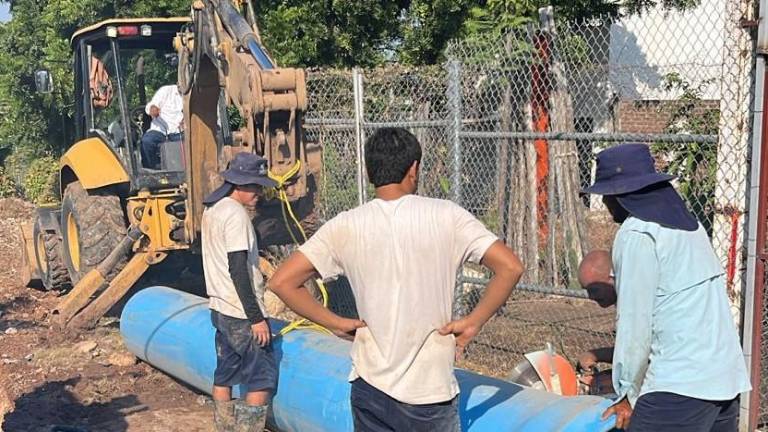 Personal técnico de JAPAC trabaja en la reparación de la tubería afectada.