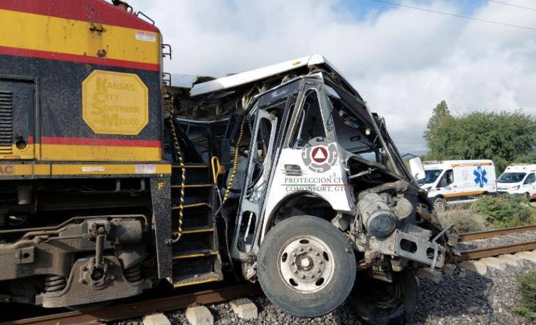 Choque de tren con autobús en Comonfort, Guanajuato, deja cinco muertos
