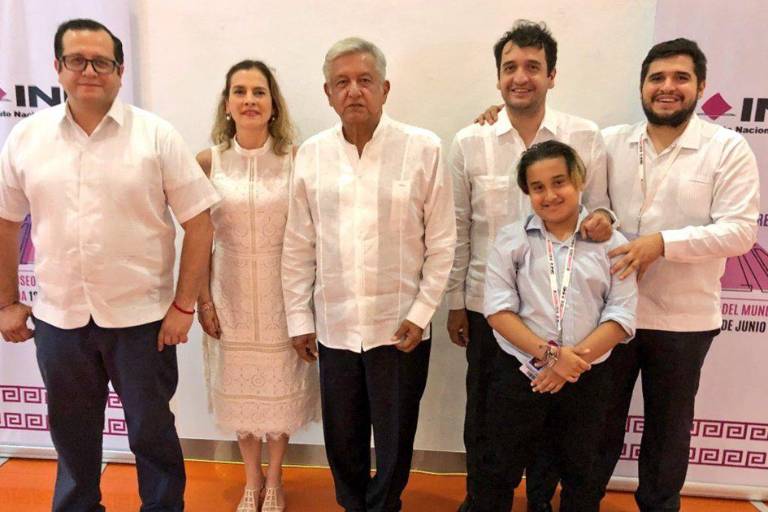 AMLO ofrece revisar contrato de Pegasus; Beatriz Gutiérrez Müller acusa intimidación