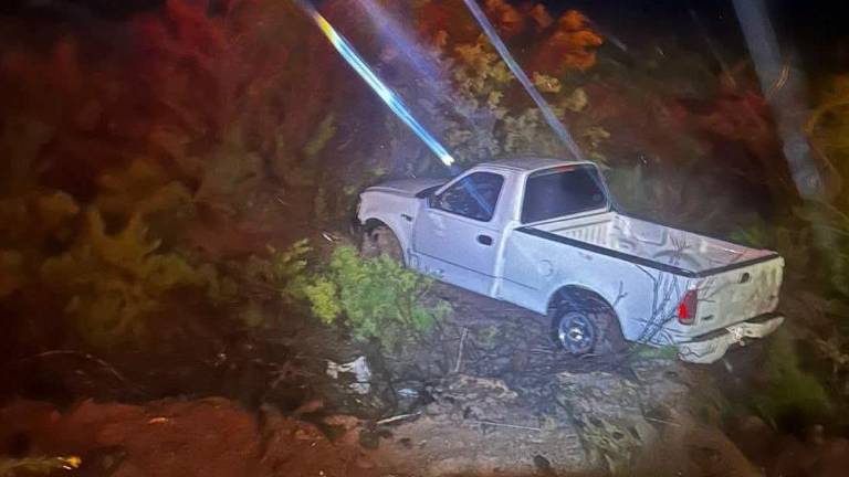 La camioneta Ford fue asegurada y trasladada a una pensión vehicular mientras las autoridades realizan las indagatorias para identificar a su propietario.