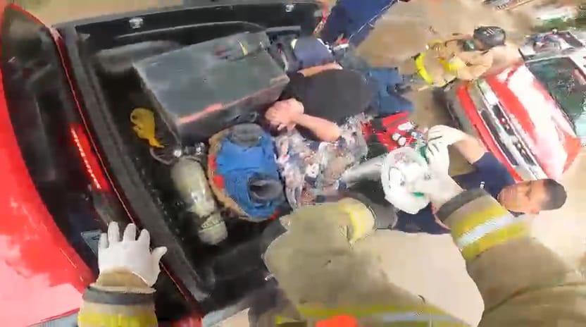 $!Rescatan a trabajador atacado por abejas en Mazatlán; le retiran más de 200 aguijones