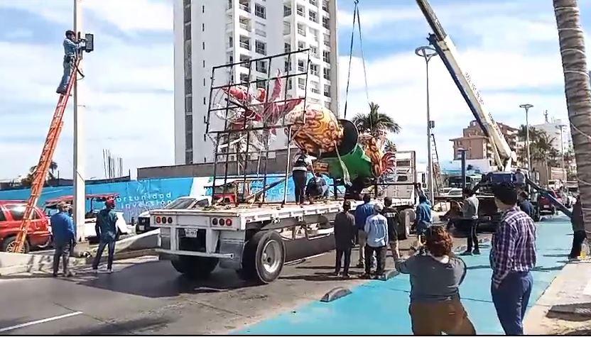 $!Llegan al Malecón los monigotes del Carnaval de Mazatlán; dan la bienvenida a la máxima fiesta