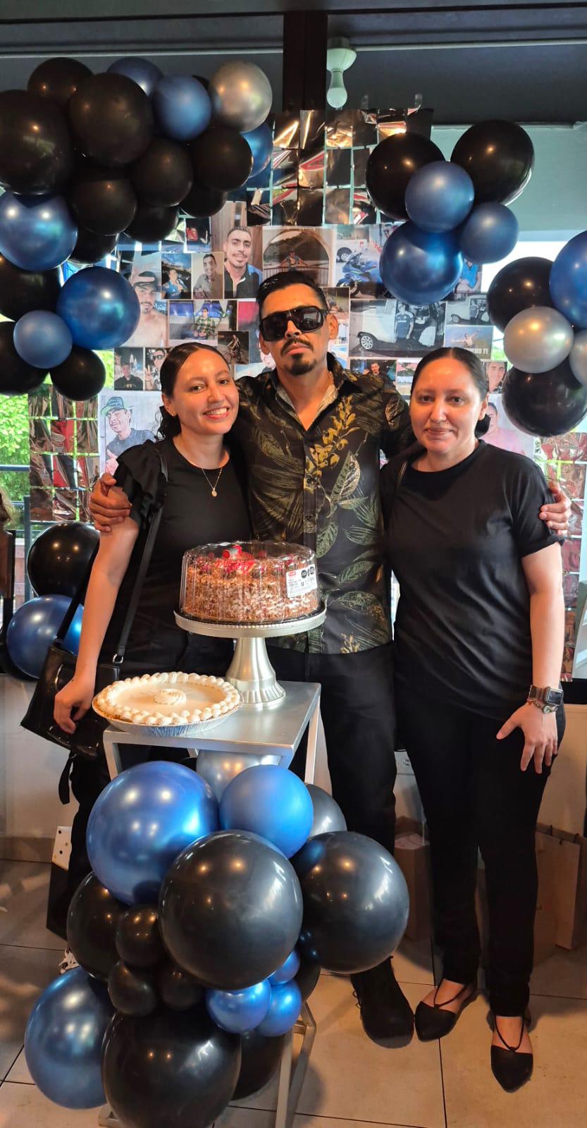 $!Jeovanny en medio de sus amigas Lily y Emma.