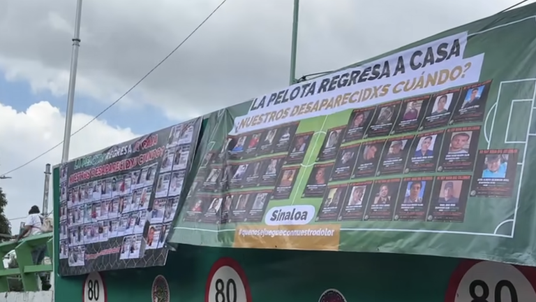 Una lona con fotografías de personas desaparecidas en Sinaloa fue colocada en el Viaducto de la CDMX para visibilizar la crisis que enfrenta el País.