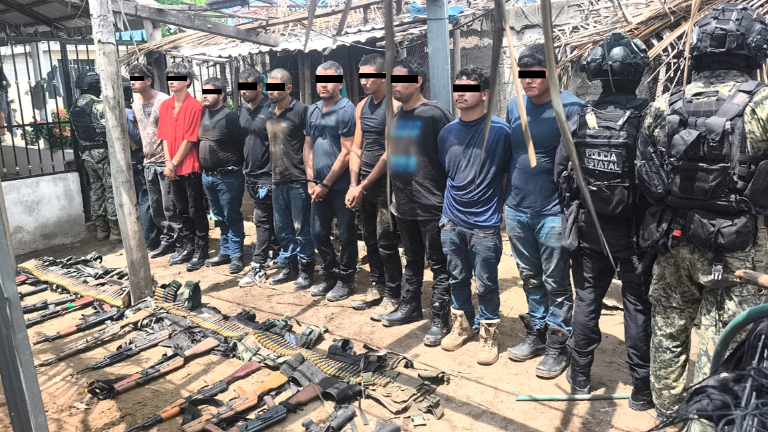 Elementos del Ejército y de la Policía Estatal resguardan a los 11 detenidos tras operativo en Escuinapa.