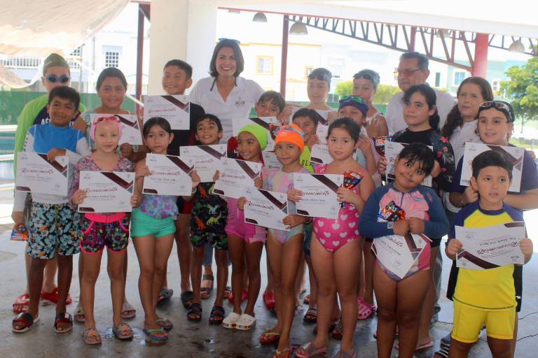 Cientos de niños culminan Curso de Verano Intensivo de Natación