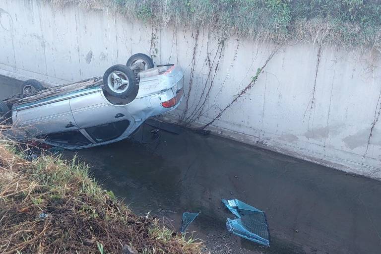 Conductora pierde el control de la unidad y termina dentro de un canal pluvial en el sector Barrancos, en Culiacán