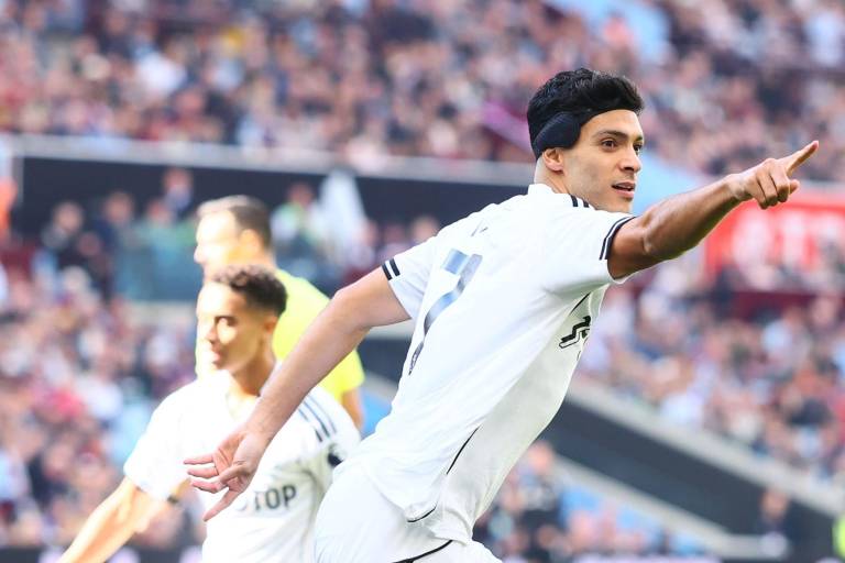 Aston Villa remonta gol de Raúl Jiménez ante Fulham