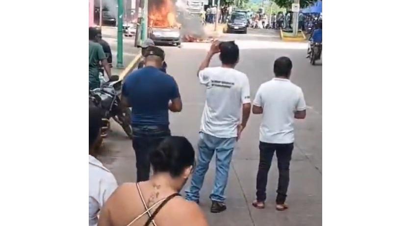 $!Pobladores de Tezonapa, Veracruz, agreden a agentes de tránsito y queman patrullas; denuncian extorsiones