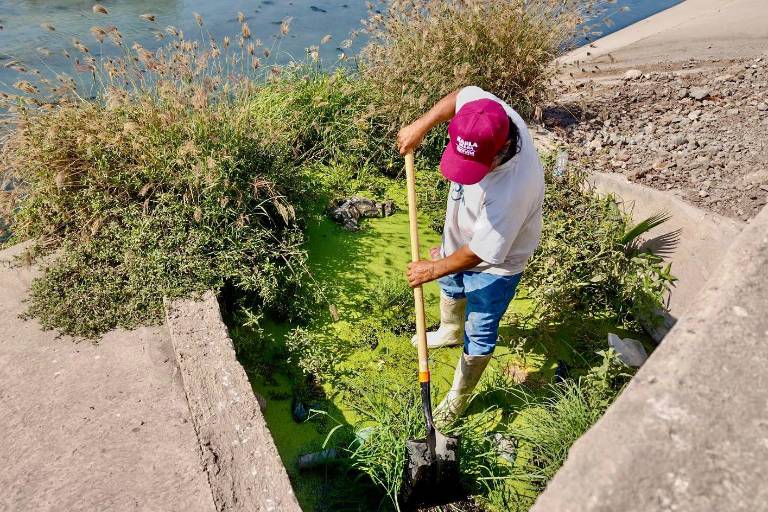 Retiran basura de canal pluvial en la colonia Ampliación Lico Velarde, en Mazatlán