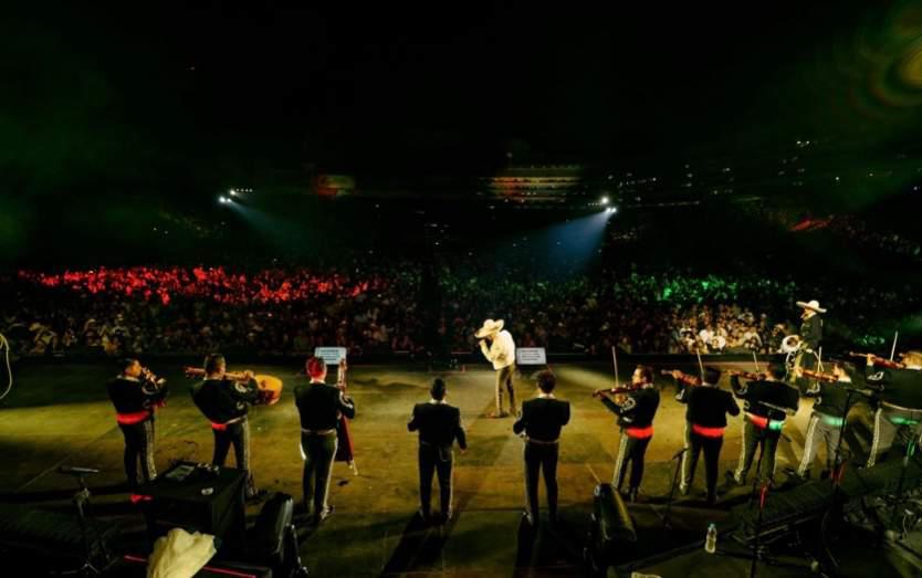 $!Miles de fans se dieron cita en el Estadio Cuscatlán para corear los éxitos del cantante de principio a fin.
