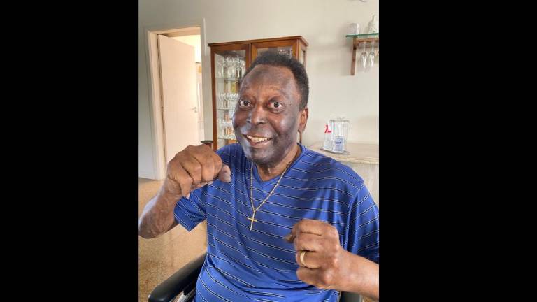 Pelé estará más días de lo planeado en el hospital.
