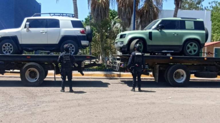 Las dos camionetas aseguradas en el fraccionamiento Interlomas presentaban irregularidades en sus placas de circulación, informó la SSP Sinaloa.