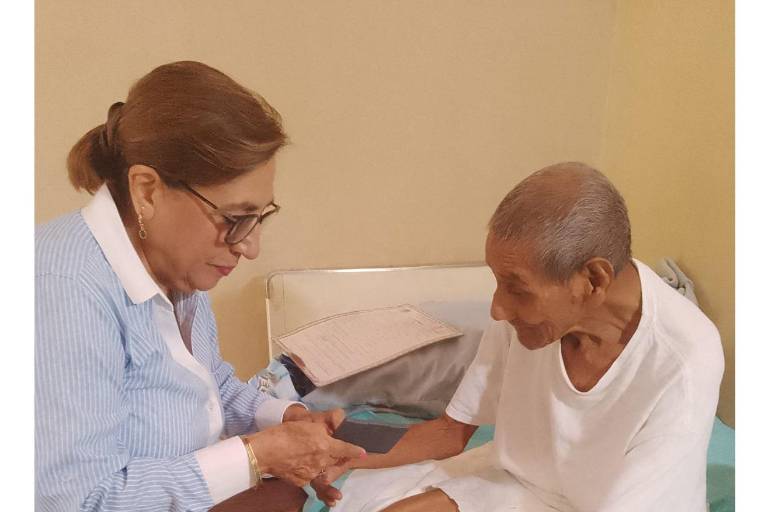 Adultos mayores de asilo en Escuinapa son registrados por primera vez