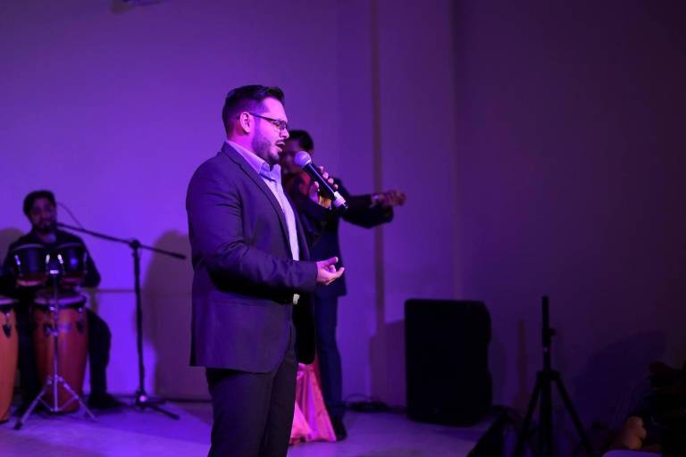 Deleita Joaquín Sillero a mazatlecos con ‘Al son del bolero’