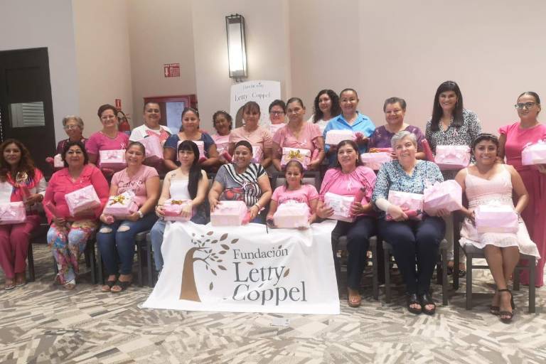 Entrega Fundación Letty Coppel prótesis mamarias a 30 mujeres