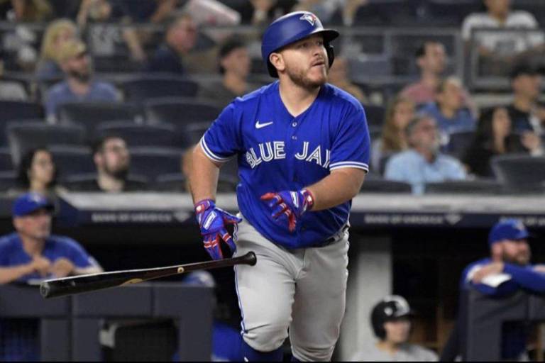 Alejandro Kirk tiene juego de cuatro hits y Azulejos anula a Reales en Kansas City