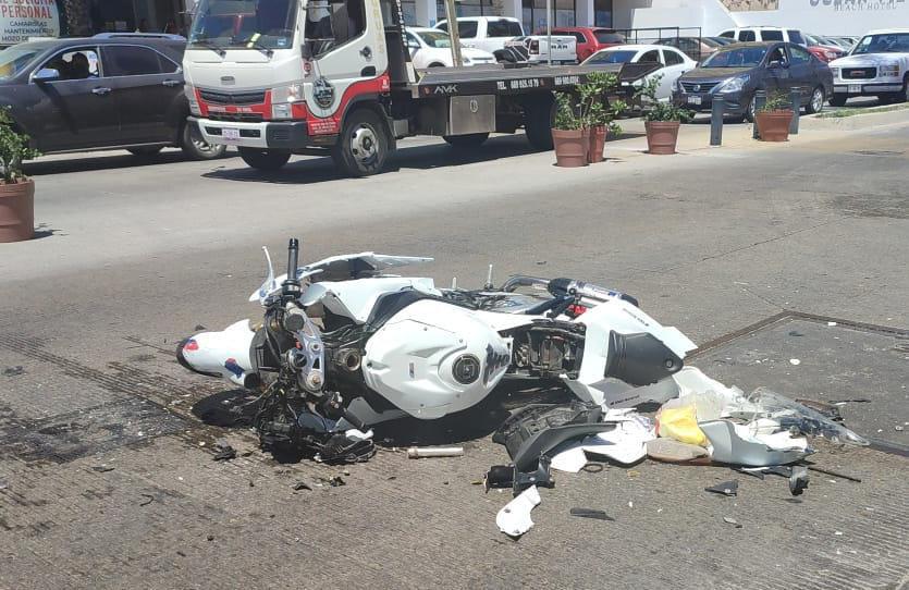 $!En Mazatlán, muere motociclista tras fuerte choque en la Zona Dorada