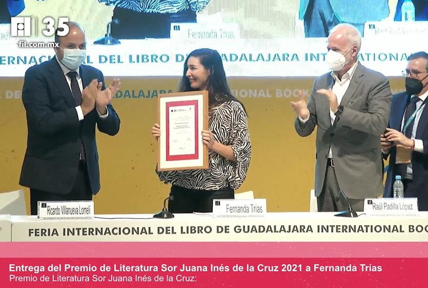 $!Recibe Fernanda Trías el Premio de Literatura Sor Juana Inés de la Cruz en la FIL de Guadalajara