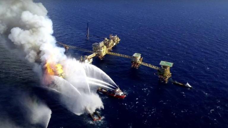 Explosión en una plataforma petrolera en el Golfo de México.