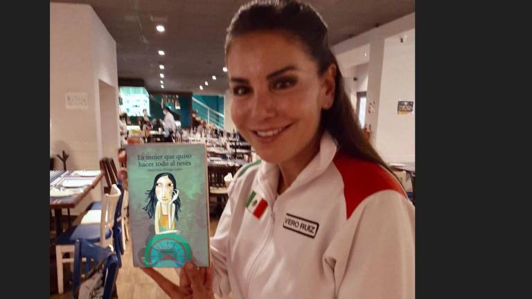 Verónica Ruiz, tenista, raqueta número 1 del país en la categoría 45+ femenil, con la novela La mujer que quiso hacer todo al revés