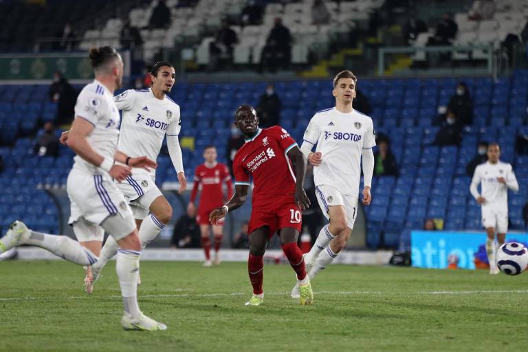 Liverpool deja puntos en su duelo ante el Leeds en medio de protestas