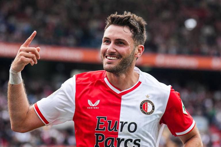 Santiago Giménez regresa a la pretemporada con un golazo